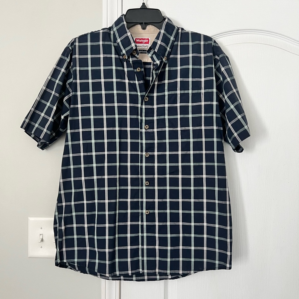 Wrangler | men’s dark blue plaid button down short sleeve shirt - M